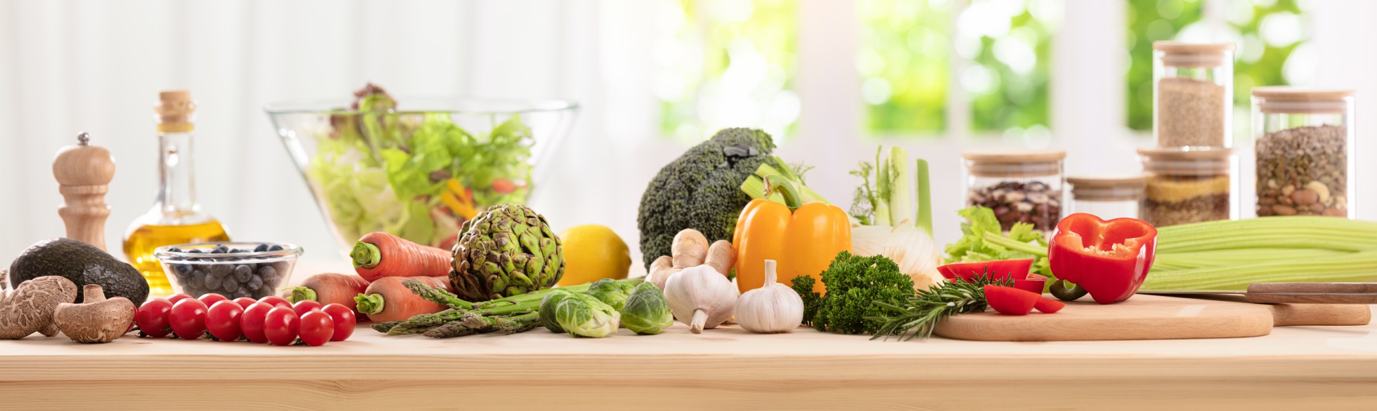 Vegetales sobre una mesa de madera